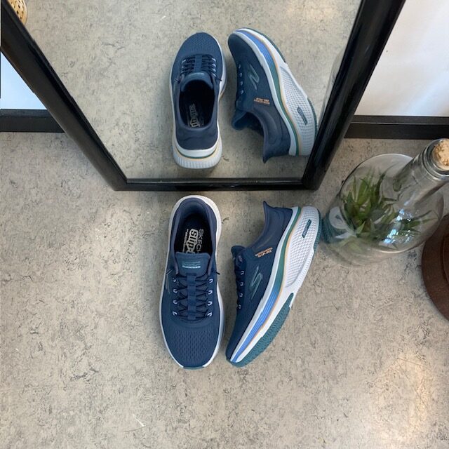 Blå slip-ins sko fra Skechers med elastiksnøre