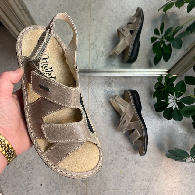 Bred skindsandal til knyster