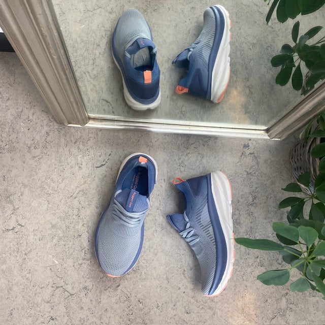 Blå åndbar slip on sko med stødabsorbering