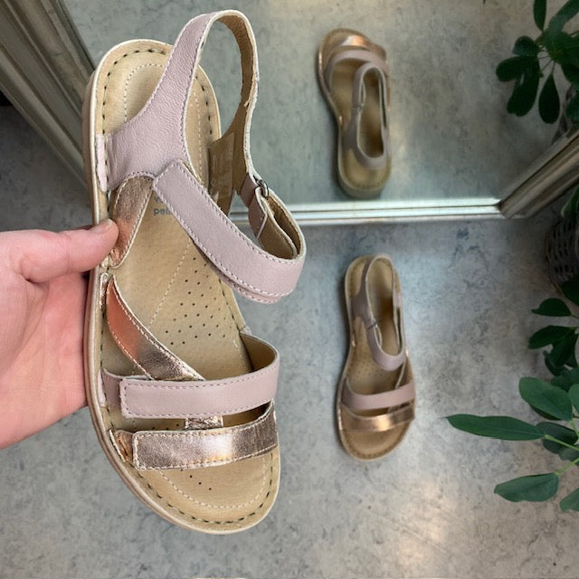 Rosa skindsandal med tre remme og rosegold detaljer fra Relaxshoe