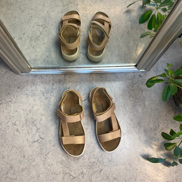 Beige skindsandal med tre indstillelige remme og svangstøtte