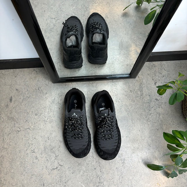 Mørkegrå slip ons fra Whistler med god bredde