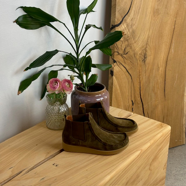 Kort støvle fra Nature i blødt brunt ruskind.