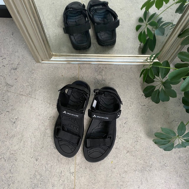 Sort sporty sandal fra Whistler med tre regulebare remme