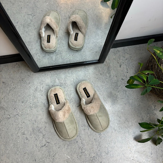 Lys grøn hjemmesko med synlig pelskant