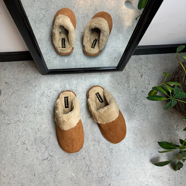 Brun hjemmesko med synlig pelskant