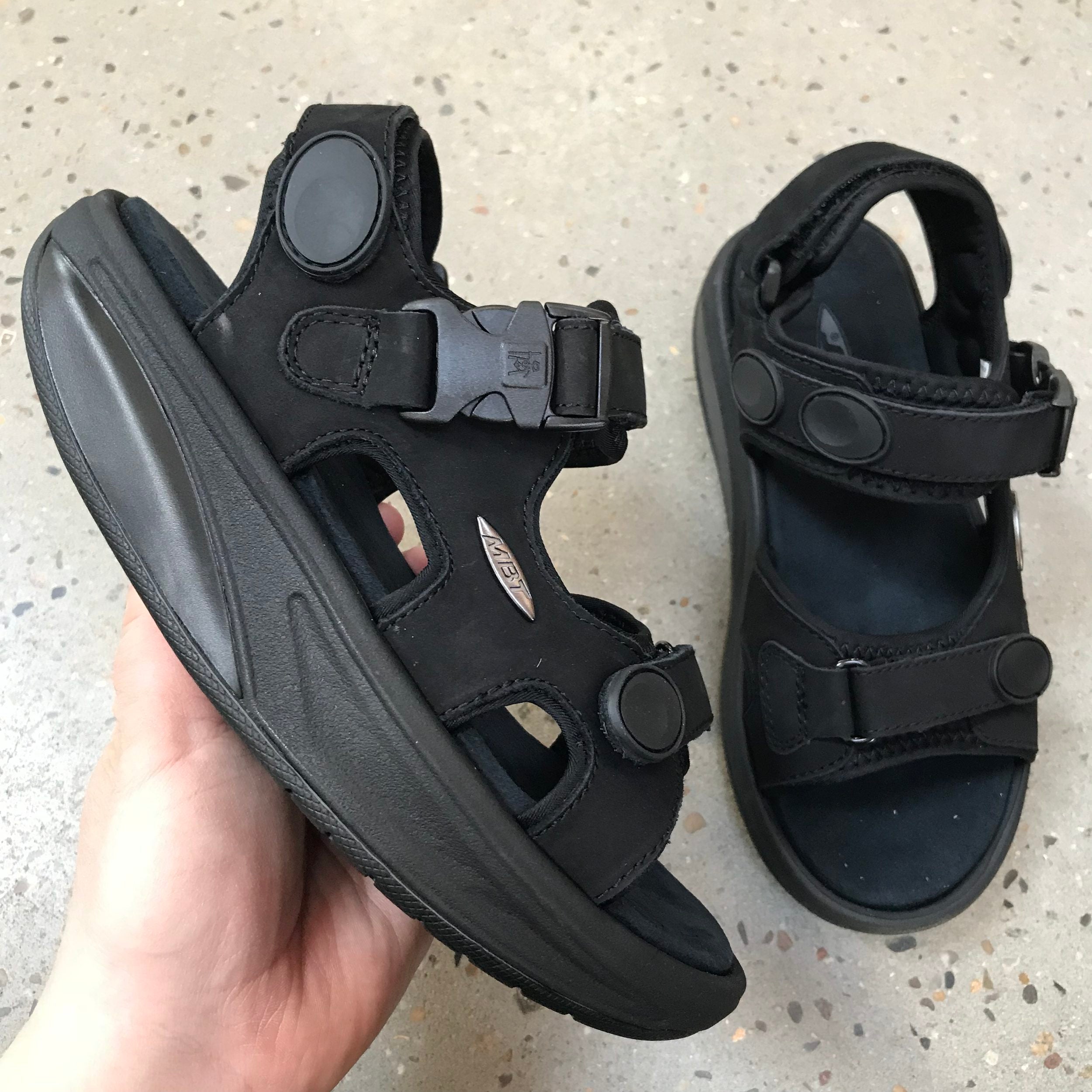 MBT sandal Kisumu 3 s i sort den klassiske MBT sandal