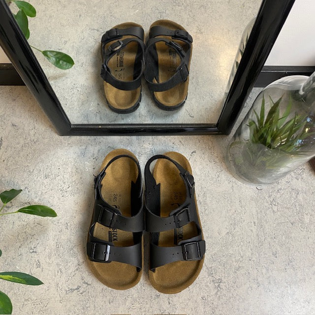 Sort Birkenstock Kano sandal med skridsikre såler.