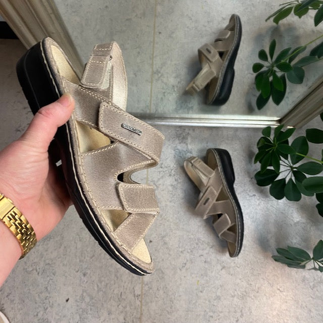 Bred skindsandal til knyster