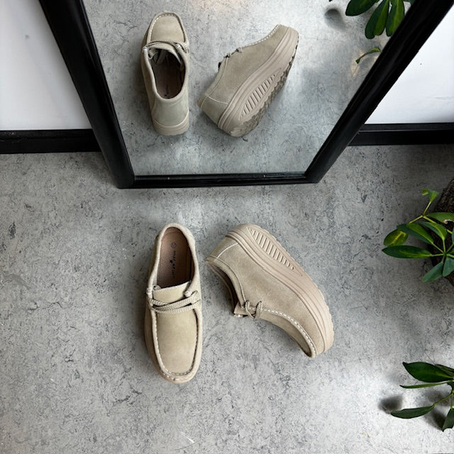 Beige ruskindssko med gængesål og svangstøtte