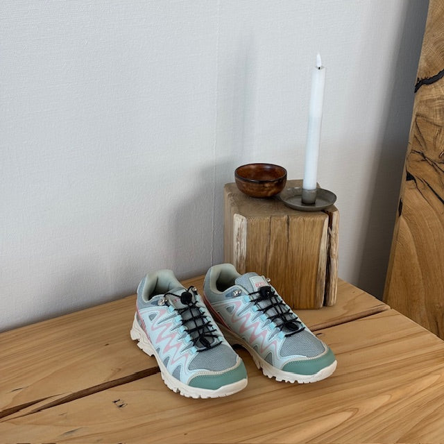 Fleksible blå sneakers med elastiksnørebånd.