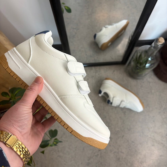 Hvid sko med velcroremme og ekstra stødabsorbering i hælen