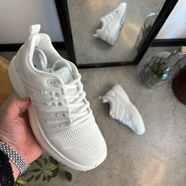 Hvid letvægtssko fra Gaitline med optimal af støddæmpning og svangstøtte