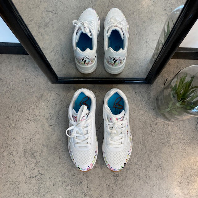 Hvide Skechers sko med flotte hjertedetaljer