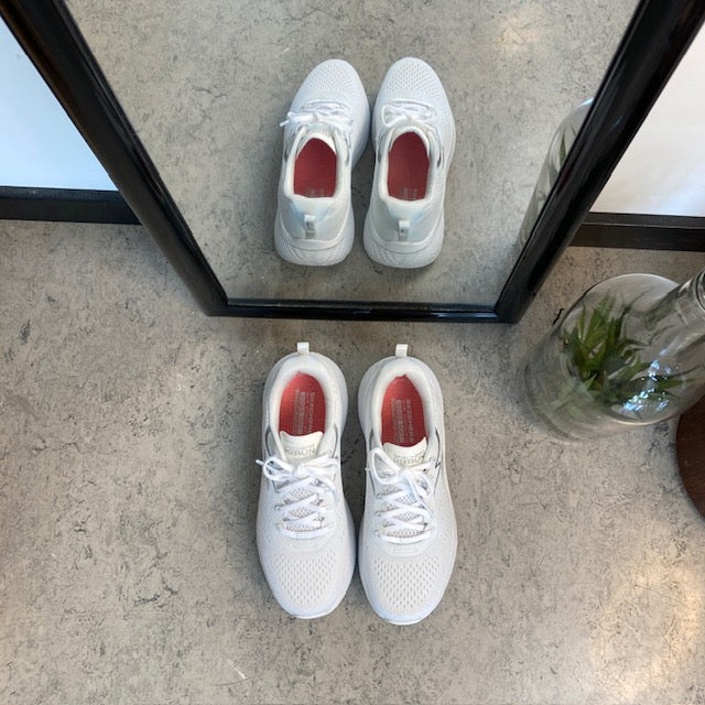 Hvid Skechers Max Cushion sko – optimal støtte og uovertruffen komfort.