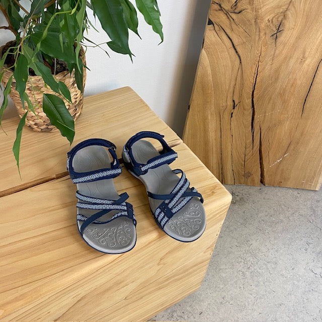 Sporty letvægtssandal i navy med reguleringsremme, svangstøtte & løftet forfod