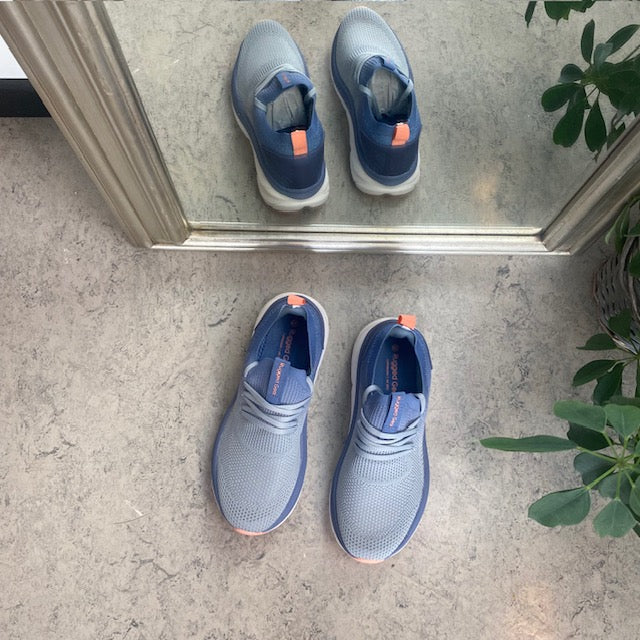 Blå åndbar slip on sko med stødabsorbering