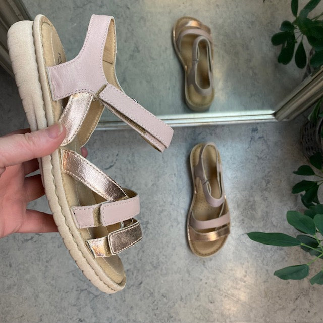 Rosa skindsandal med tre remme og rosegold detaljer fra Relaxshoe