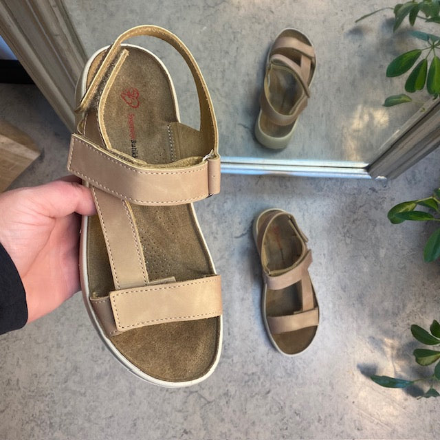 Beige skindsandal med tre indstillelige remme og svangstøtte