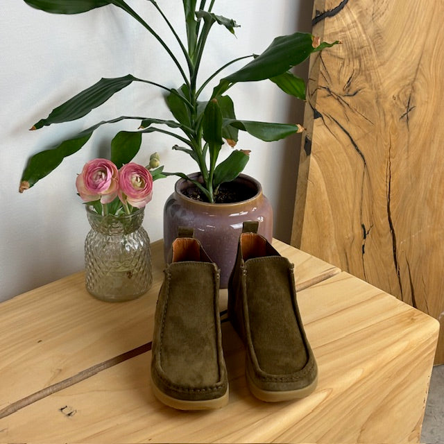 Kort støvle fra Nature i blødt brunt ruskind.