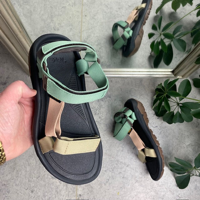 Multifarvet sandal fra Teva med tre regulerbare remme