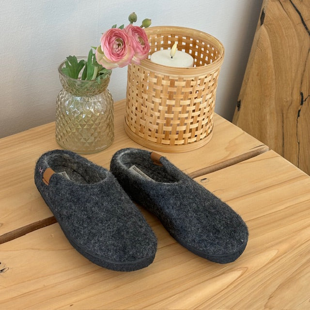 Lav mørk grå hjemmesko i uld med skridhæmmende såler fra Green Comfort
