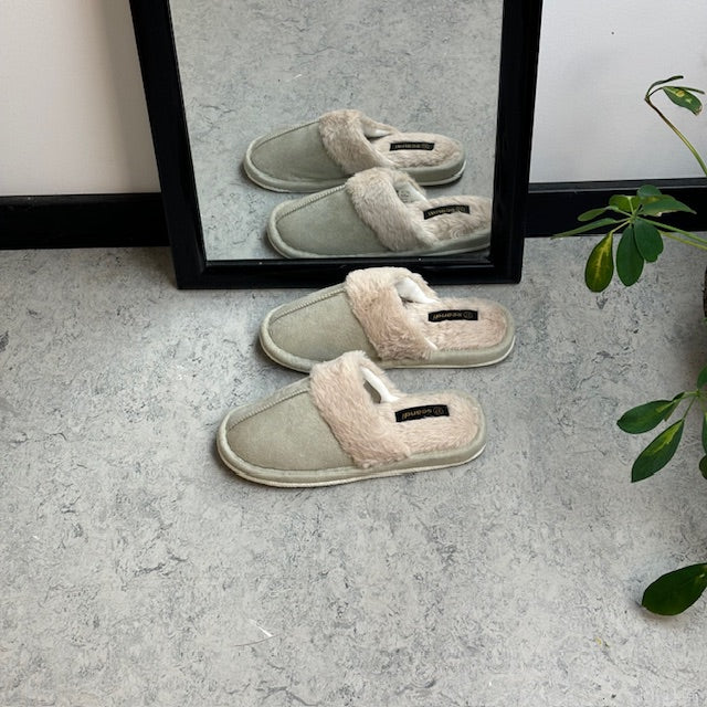 Lys grøn hjemmesko med synlig pelskant