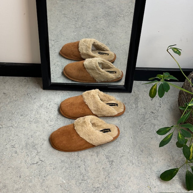 Brun hjemmesko med synlig pelskant