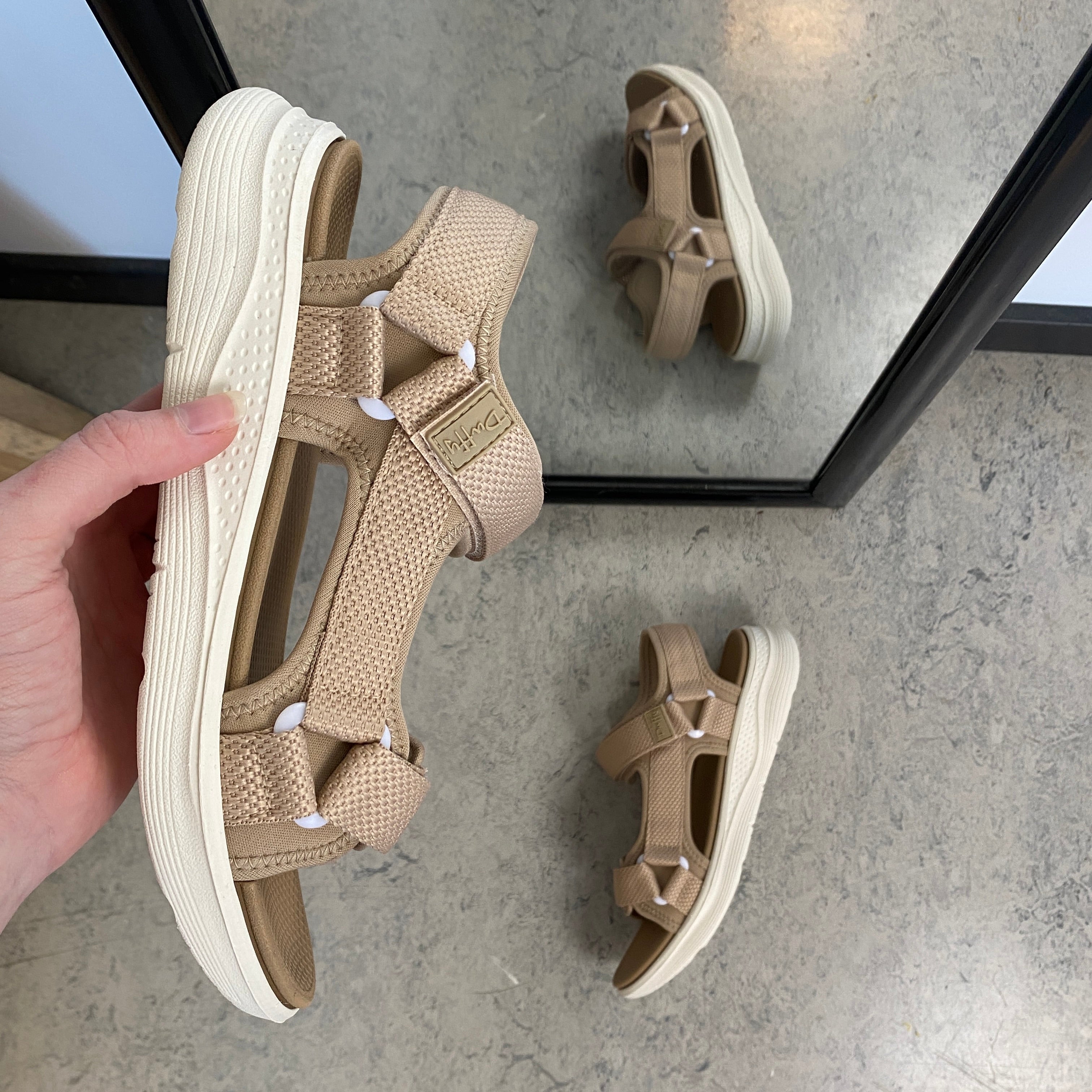 Taupe komfortabel sandal med justerbare remme & let stødabsorbering