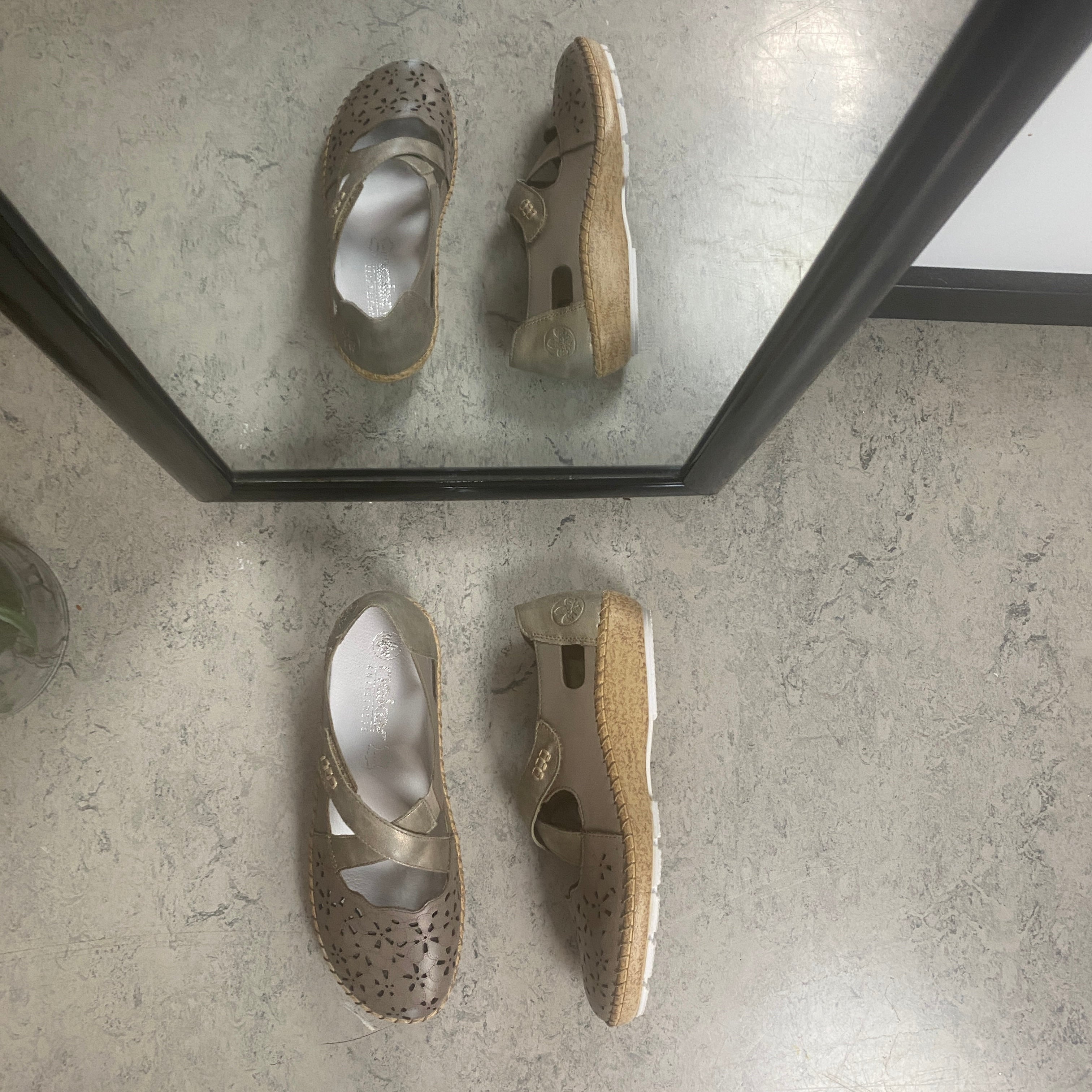 Rieker beige lukket sandal med velcro & blomstermønster