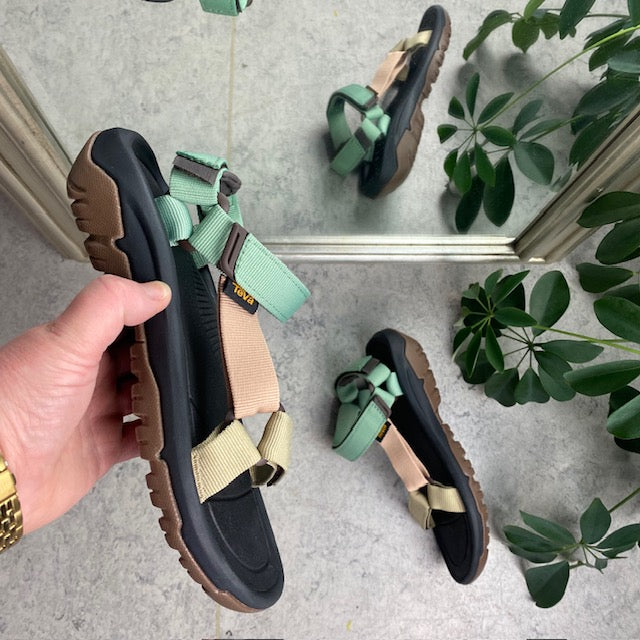 Multifarvet sandal fra Teva med tre regulerbare remme