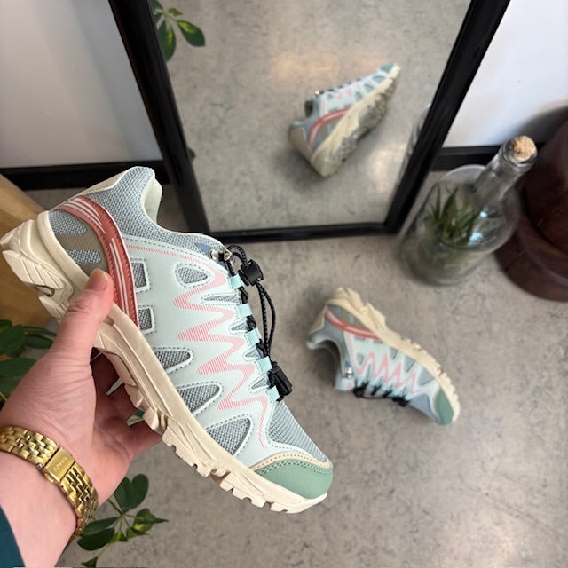 Fleksible blå sneakers med elastiksnørebånd.