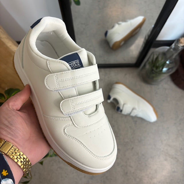 Hvid sko med velcroremme og ekstra stødabsorbering i hælen