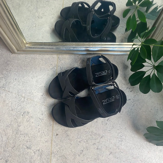 Let sandal fra Cruz med svangstøtte