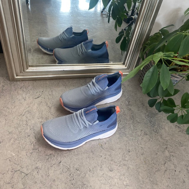 Blå åndbar slip on sko med stødabsorbering