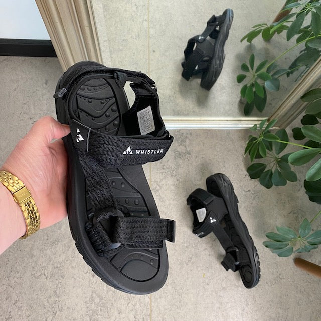Sort sporty sandal fra Whistler med tre regulebare remme