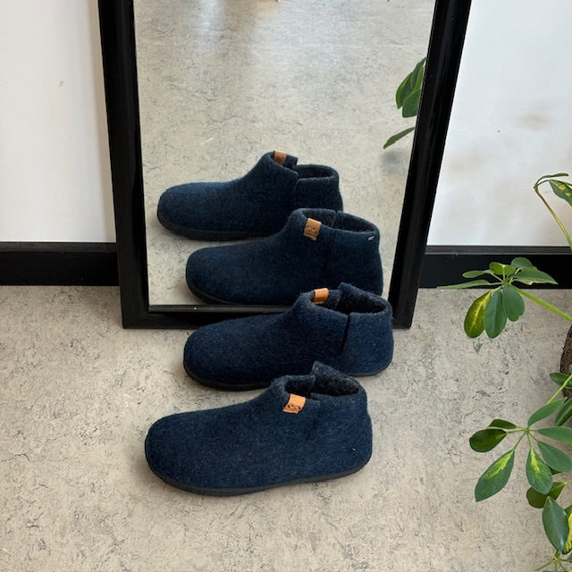 Høj marineblå hjemmesko i uld med skridhæmmende såler fra Green Comfort