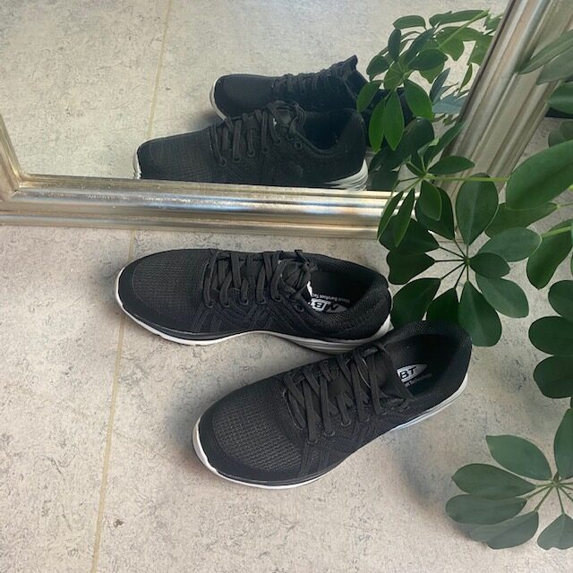 Sort letvægts sko fra MBT