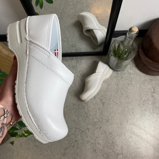 Hvid fleksibel Sanita-træsko med hælkappe.