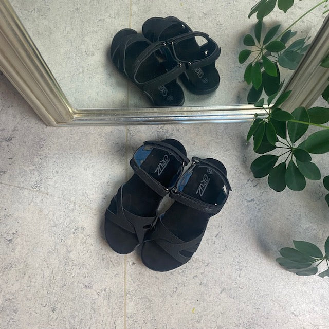 Let sandal fra Cruz med svangstøtte