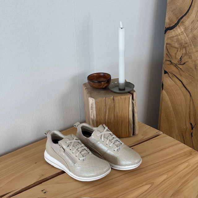 Åndbar beige sneakers fra Green Comfort