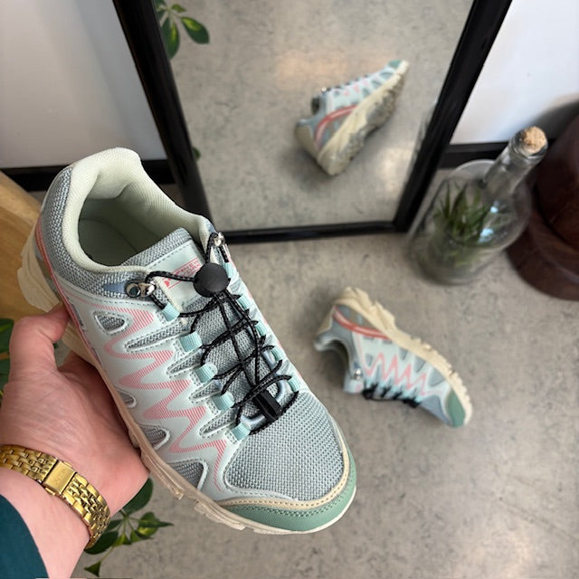 Fleksible blå sneakers med elastiksnørebånd.