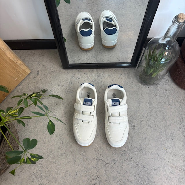 Hvid sko med velcroremme og ekstra stødabsorbering i hælen