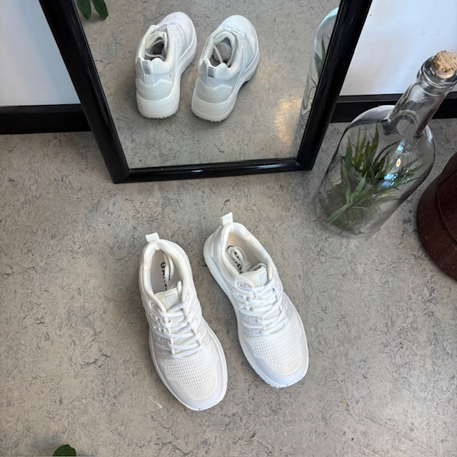 Hvid letvægtssko fra Gaitline med optimal af støddæmpning og svangstøtte