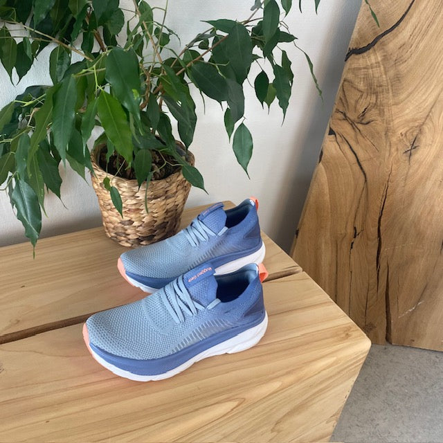 Blå åndbar slip on sko med stødabsorbering