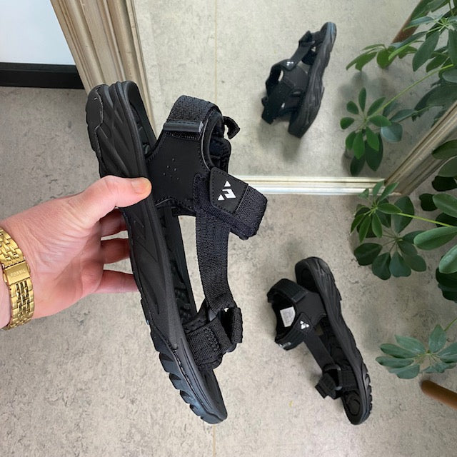 Sort sporty sandal fra Whistler med tre regulebare remme