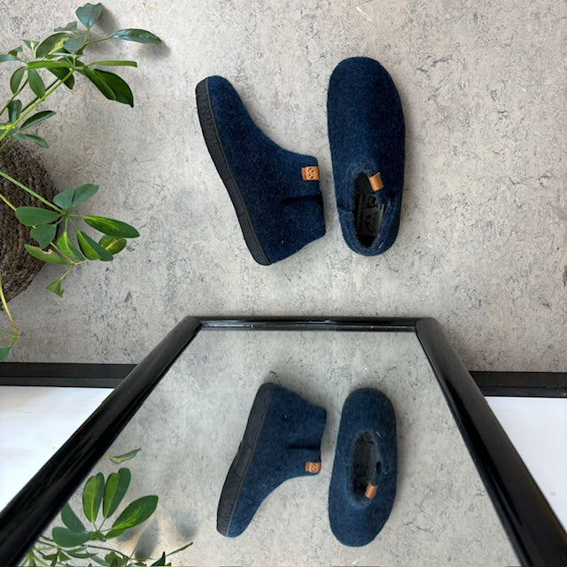 Høj marineblå hjemmesko i uld med skridhæmmende såler fra Green Comfort