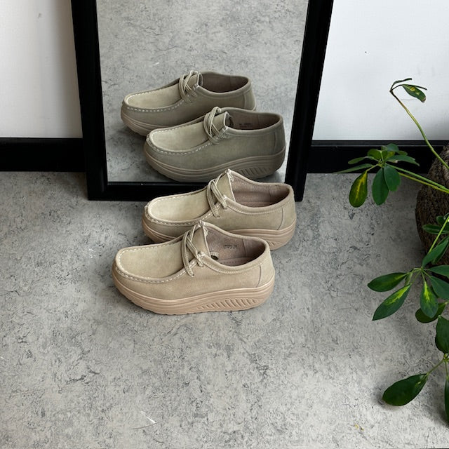 Beige ruskindssko med gængesål og svangstøtte