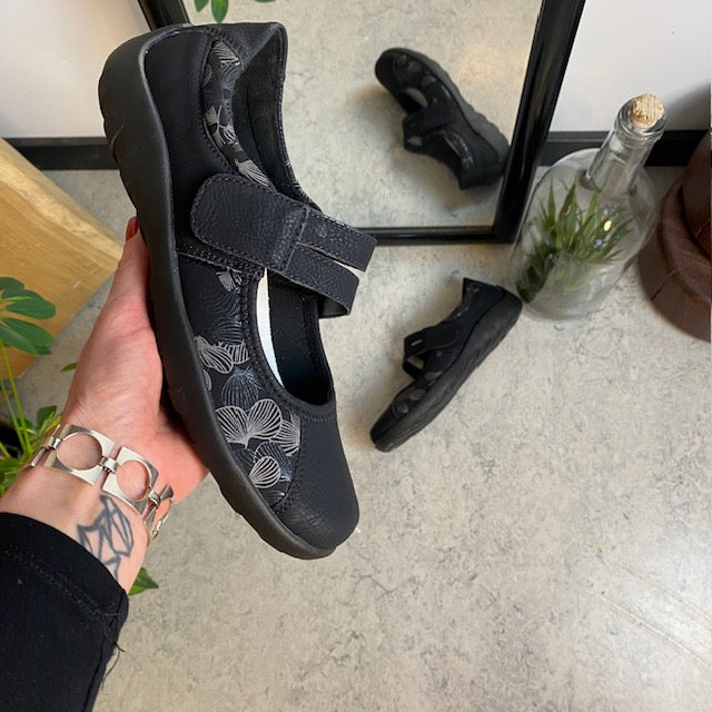 Sort Remonte ballerina med god svangstøtte.