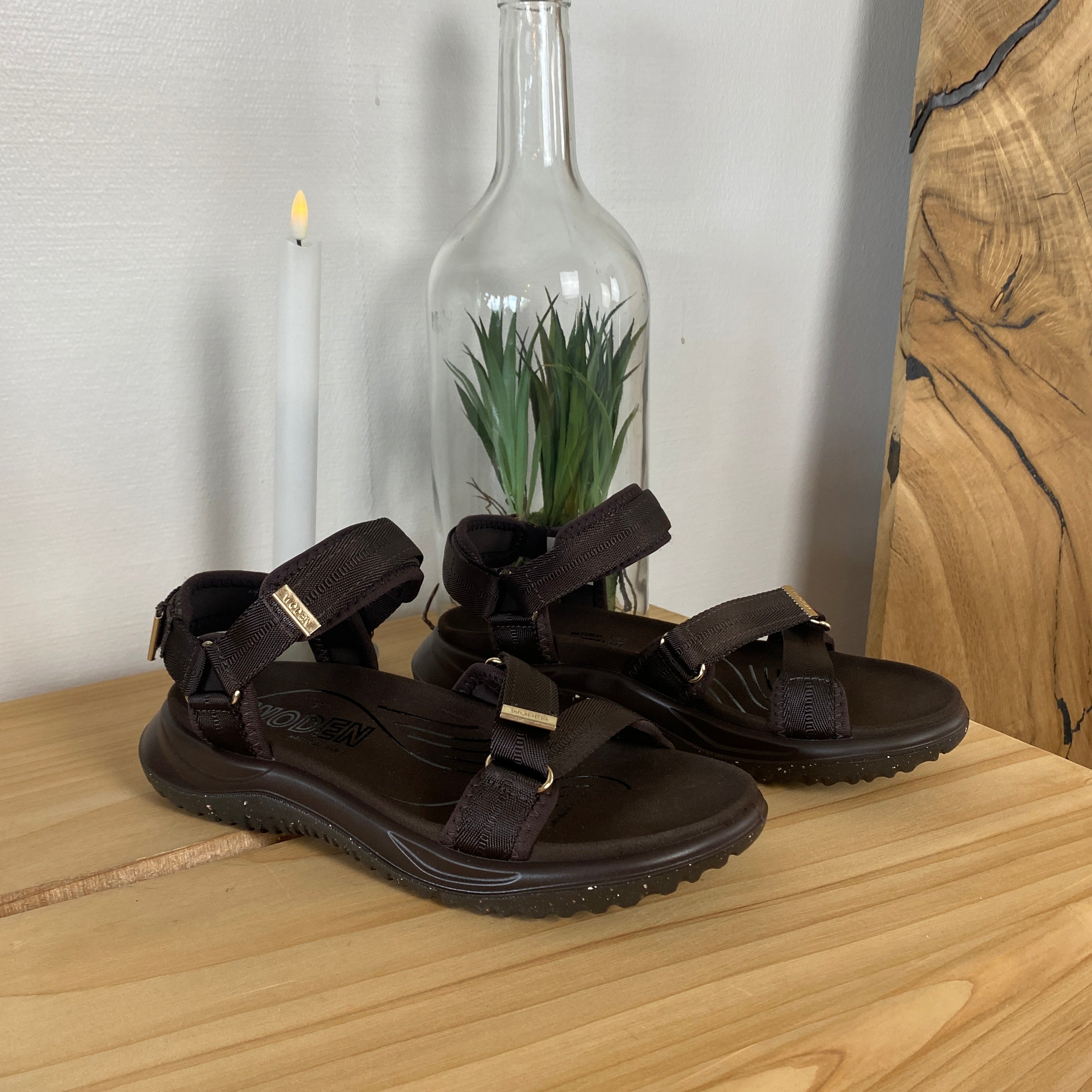 Mørkebrun Woden Solvej sandal – let komfort, svangstøtte & justerbar pasform